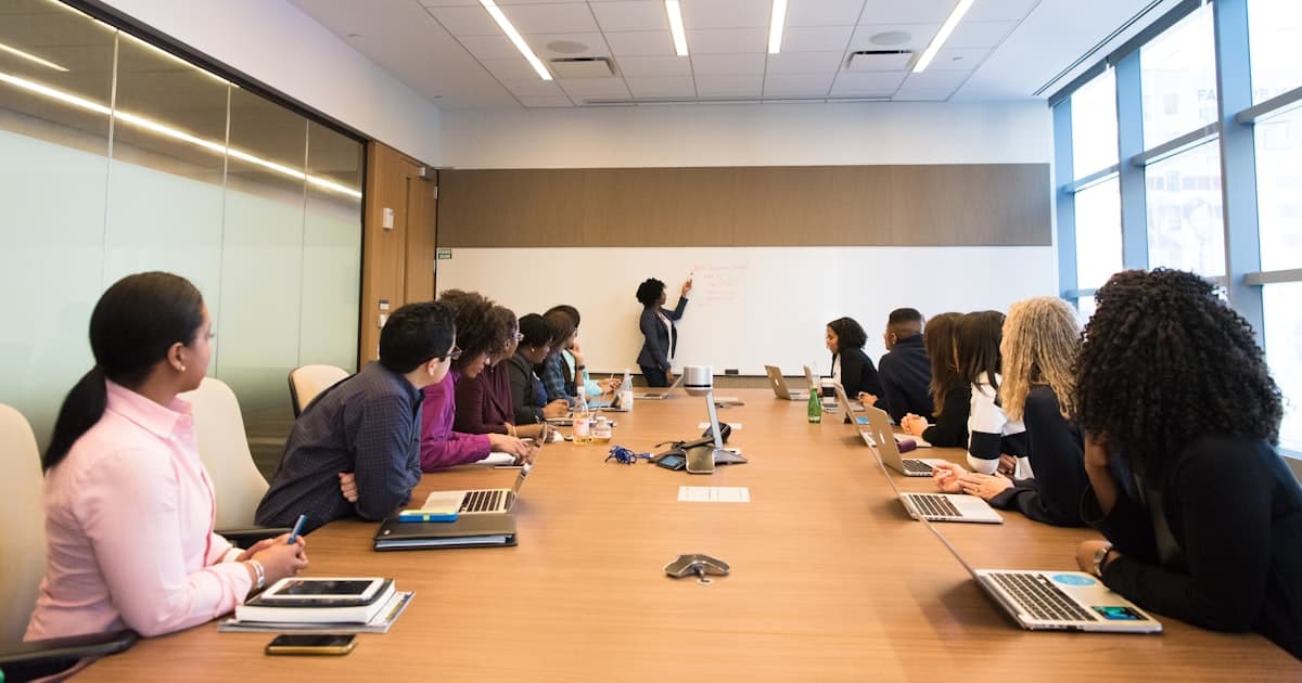 Colleagues around a conference table. How many of them there are makes no difference to the AI Act.