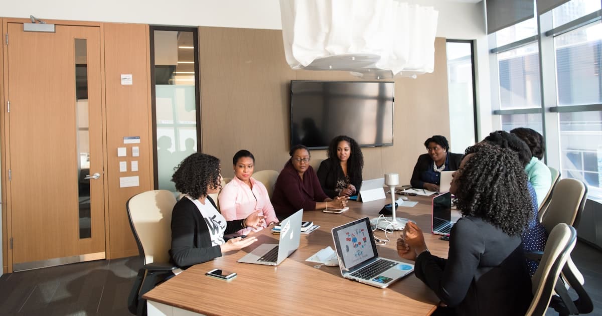 Collega's in een werksessie. Artikel 4 vraagt inspanning, geen examen.