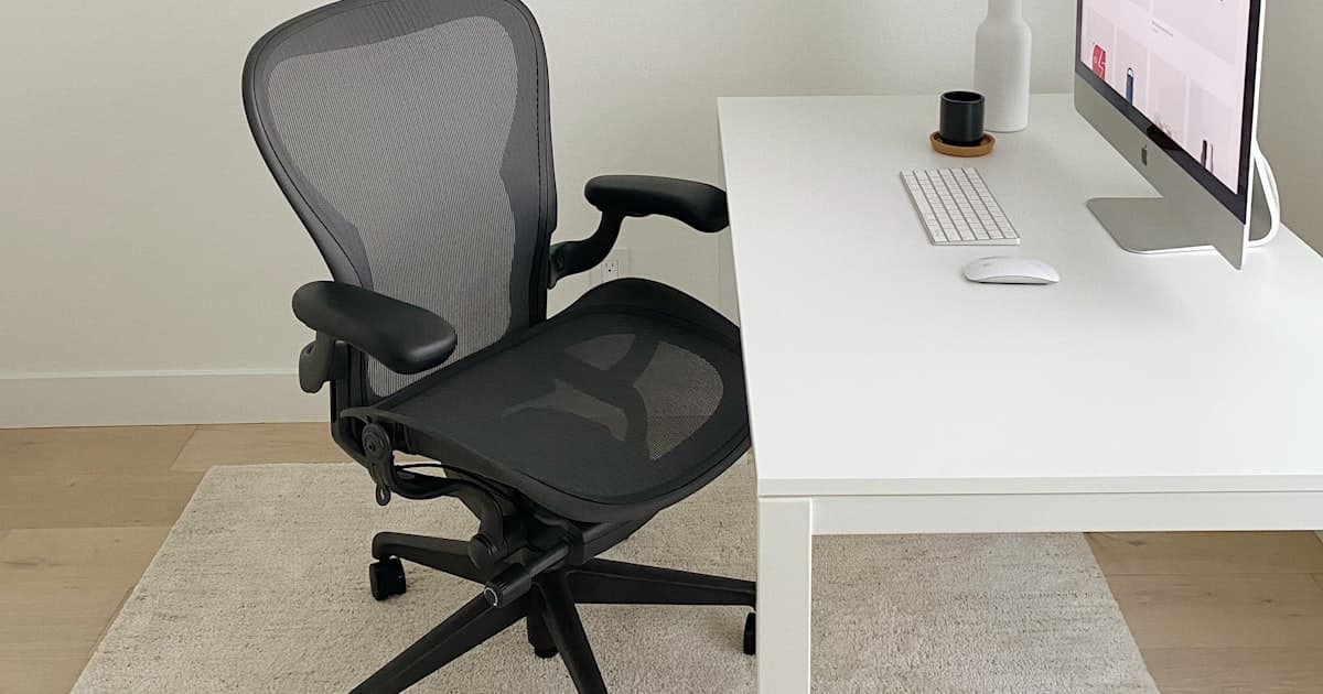Een lege stoel aan een bureau. Als AI-kennis bij een persoon zit, is zijn opzegbrief jouw storing.