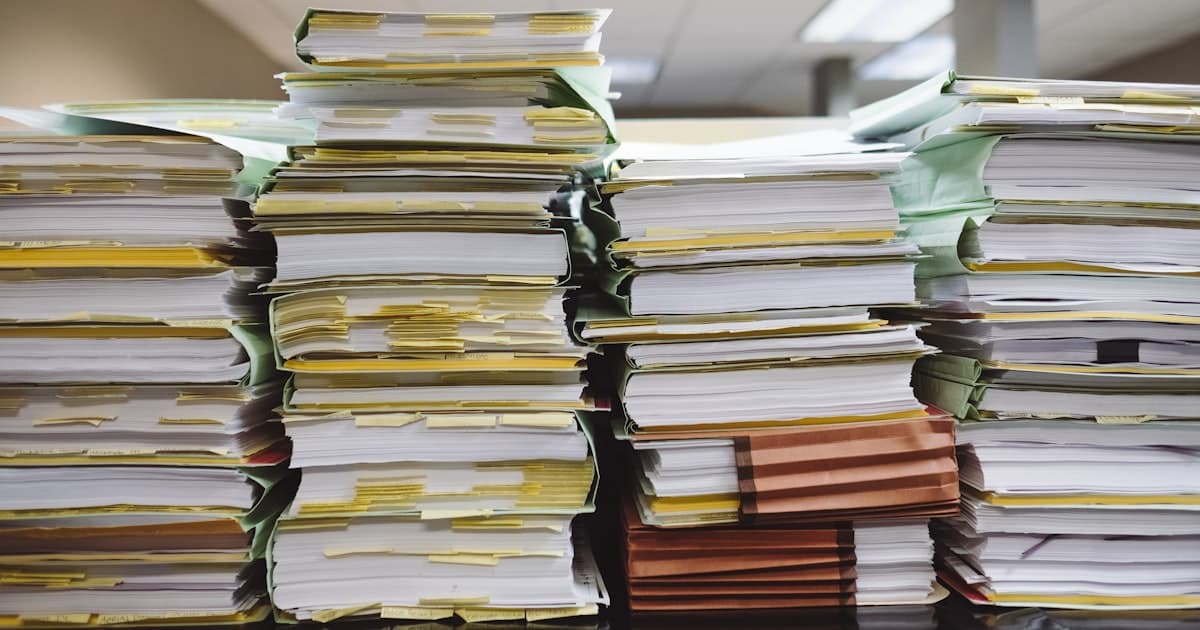 Stapels papieren dossiers. De meeste bedrijfsdata is niet fout, hij is ongelabeld en inconsistent.