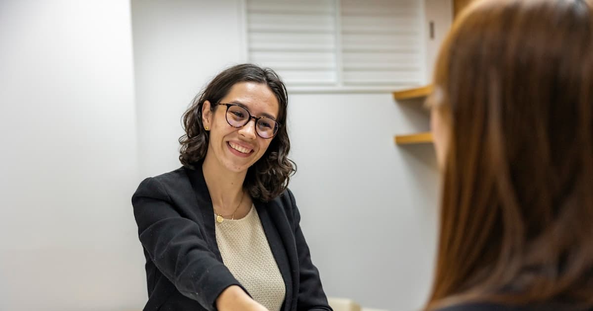 Twee mensen die elkaar de hand schudden na een gesprek. De eerste AI-aanname wordt meestal te vroeg gedaan.